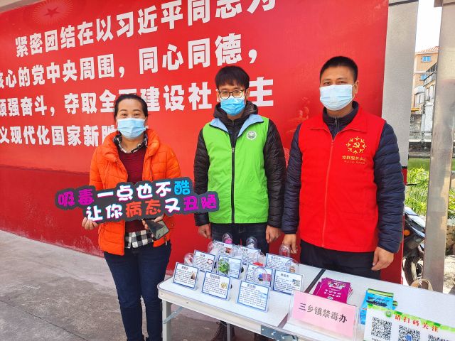 居委會工作人員、居民與禁毒社工合影.jpg
