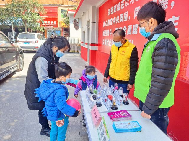 圩仔居民在宣傳攤位前駐足觀看、了解仿真毒品.jpg