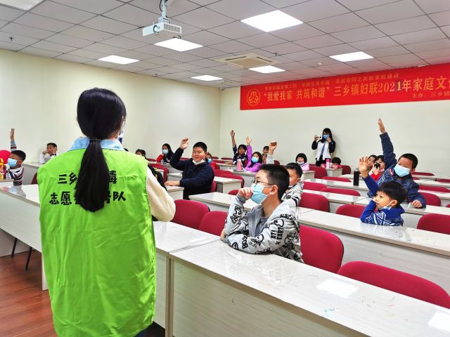 青少年學(xué)生踴躍舉手參與禁毒知識(shí)問答.jpg