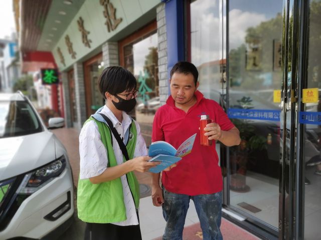 三鄉(xiāng)鎮(zhèn)開展“禁毒宣傳入商鋪，全民健康我守護”親子禁毒宣傳活動圖片4.jpg