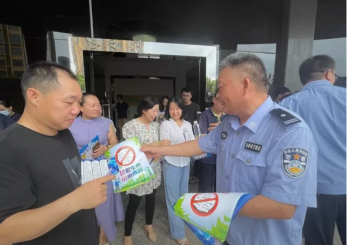 禁毒宣傳進(jìn)企業(yè)，攜手共筑防毒墻349.png