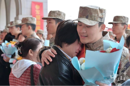 戎裝加身踏征程，中山歡送數(shù)百名新兵赴軍營