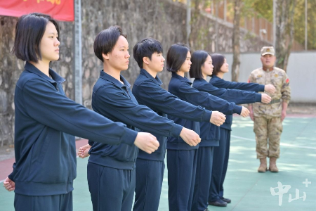中山召開2025年上半年女兵審批定兵會議，多名新兵光榮入伍
